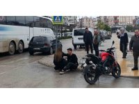 Yaralanan motosiklet sürücüsünü kız arkadaşı teselli etti