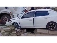 Otomobil refüje çarpıp karşı şeride geçti: 2 yaralı