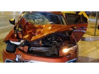 Otomobil yayalara çarptı: 2 ölü