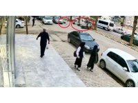 Motosiklet sürücüsü yayaya çarptı: O anlar kamerada