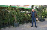 Peyzajcıdan dinlene dinlene bitkileri çaldı
