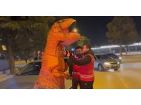 Isparta’da GBT’ye takılan dinozor kostümlü genç, polis ekiplerini hem şaşırttı hem gülümsetti