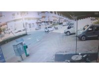 Aniden dönen otomobille çarpışan motosiklet sürücüsü ölümle burun buruna geldi