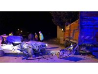 Park halindeki kamyona çarpıp hurdaya dönen otomobilde yaralanan sürücüyü itfaiye kurtardı