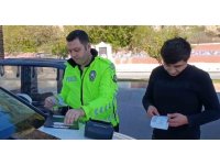 Kırmızı ışıkta geçti, ceza yerken "SRC’ye bari yazmayın ağabey" dedi