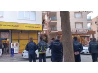 Evindeki camları kırdı, kendisine zarar vermek isterken balkonda yakalandı