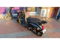 Devrilen motorlu bisikletteki 2 kişi yaralandı