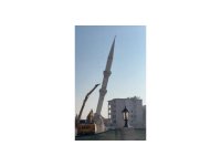 Hasarlı minare iş makinesinin dokunuşuyla yerle bir oldu