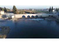 Depremin yıkamadığı tarihi köprü restorasyon çalışmalarının ardından yaya geçişine açıldı