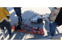Yaya geçidinden karşıya geçen motosiklete kamyonet çarptı: 2 yaralı