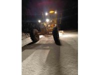 Büyükşehir ekipleri gece boyunca karla mücadele etti