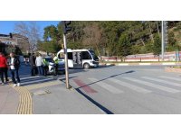 Yaya geçidinde hafif ticari araç yayaya çarptı:1 yaralı