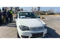 Kamyonetle otomobilin çarpıştığı kazada baba ve oğlu yaralandı
