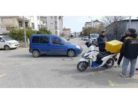 Kontrolsüz kavşakta, motosiklet ile hafif ticari araç çarpıştı