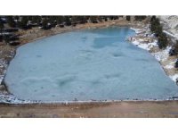 Mersin’de sulama göleti tamamen dondu