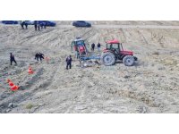 Devrilen traktörün altında can verdi