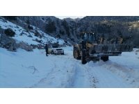 Antalya’da yayla dönüşü araçlarıyla yolda mahsur kalan 3 kişi kurtarıldı