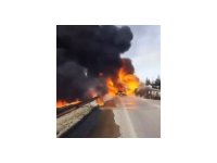 Devrilen tanker alevlere teslim oldu, sürücü son anda kurtarıldı