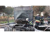 Otoyolda yanan tanker söndürüldü