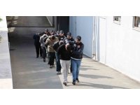 Adana’da suçüstü yakalanan 4 torbacı tutuklandı