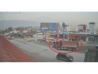 Kamyonun altında kalan motosikletli ezilerek can verdi o anlar kamerada