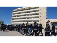 Antalya’da ‘KISKAÇ-40’ operasyonunda yakalanan 77 kişi adliyeye sevk edildi