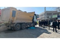 Hafriyat kamyonunun altında kalan yaşlı vatandaş can verdi