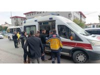 Yaya geçidinde motosiklet yayaya çarptı: 2 yaralı