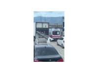 Trafikte ilerlemekte güçlük çeken ambulansın zor anları