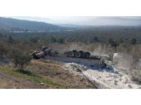 Mersin’de şarampole devrilen tırdaki 2 kişi öldü