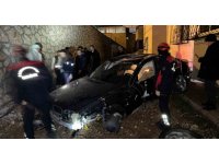 Kahramanmaraş’ta otomobil site bahçesine düştü