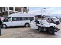 Servisle, 2 otomobilin çarpıştığı kazada 5 kişi yaralandı