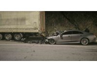 Ehliyetsiz ve alkollü sürücü, önce çekiciye sonra tıra çarptı