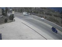 Kırmızı ışıkta duran otomobile çarpmamak için direksiyonu kırdı, kamyona çarptı