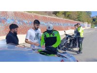 Denetime takılan ehliyetsiz sürücü ağabeyinin kimliğiyle uygulamayı atlatmak istedi