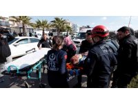 Önce palmiyelere çarptı, ardından takla atan araçta sıkıştı