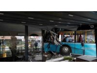 Sürücüsü fenalaşan halk otobüsü araçlara çarpıp kafeteryaya daldı: 3 yaralı
