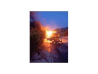 Mersin’de karton yüklü tır alev alev yandı