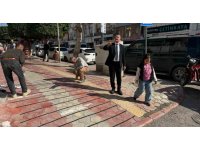 Yaşlı kadının gözyaşları içerisinde acı çekmesine neden olan kaldırım saatler içinde yenilendi