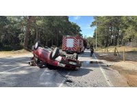 Seyir halindeyken devrilen otomobil takla atıp ters döndü