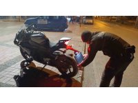 Motosikletin plakasını bereyle kapatan sürücü kaza yapınca ceza yedi