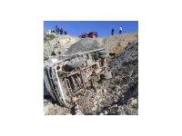 Kamyonet şarampole devrildi: 3 yaralı