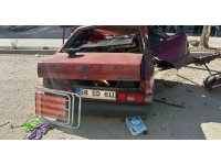 Refüje çarpan Tofaş hurdaya döndü: 1 ölü, 1 yaralı