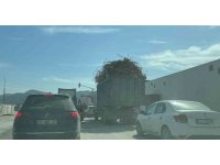 Kamyonun kasasını aşan hurda demir yüküyle kazaya davetiye çıkarttı