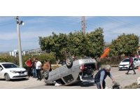 Takla atıp ters dönen otomobili sürücüler düzeltti