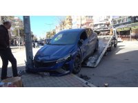 İki araç kavşakta çarpıştı, otomobil güvenlik kamerası direğine çarparak durabildi