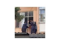 Damdan sarkarak evine girmeye çalıştı, sonu kötü bitti