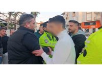 Kazayı gören vatandaş ‘trafik polisi’ rolüne girince ortam gerildi