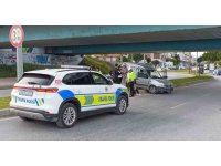 Hafif ticari araç refüje çıktı: 1 yaralı