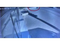 Hatay’da istinat duvarına çarpan otomobil dereye uçtu